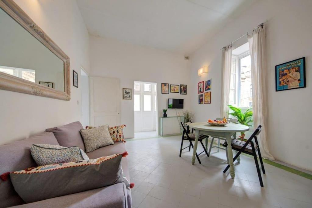 Traditional Maltese Town House In Floriana Exterior foto