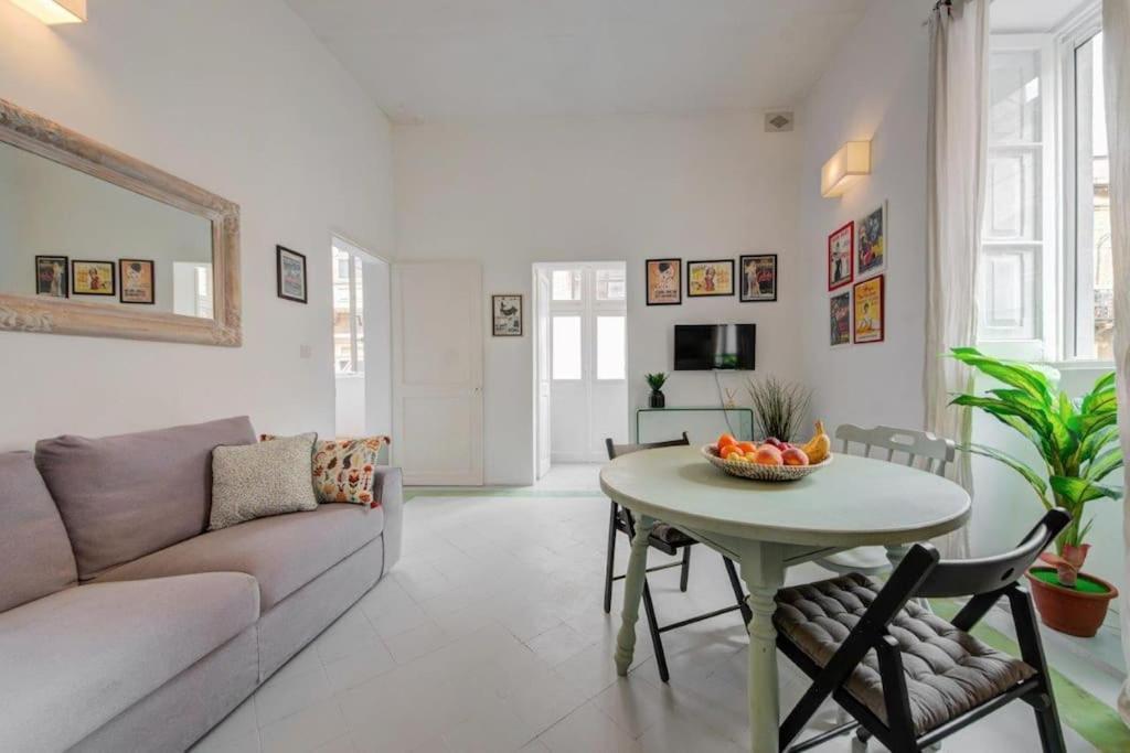 Traditional Maltese Town House In Floriana Exterior foto